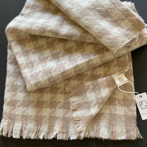 PRETTY PERSUASIONS Scarf Wrap with 1 1/2" Fringe NWT - Picture 5 of 5